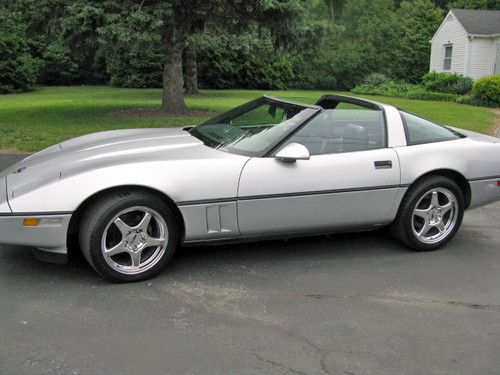 1984 Chevrolet Corvette Silver/Gray Excellent Condition, image 3