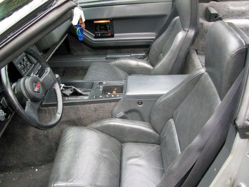 1984 Chevrolet Corvette Silver/Gray Excellent Condition, image 10
