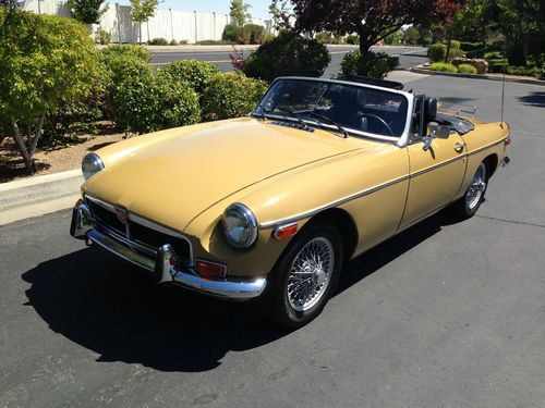 Mgb 1973 - mint!  46k original miles! no rust!  james bond-man w/golden gun car!