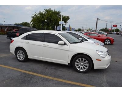 Limited 2.4L CD black cloth interior low milage, image 2