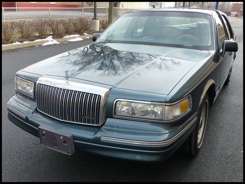1996 lincoln town car very low mileage runs, drives and looks excellent look!!