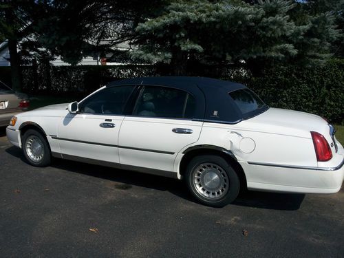 2000 Lincoln Town Car Executive Sedan 4-Door 4.6L, image 2