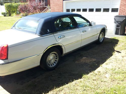 2000 Lincoln Town Car Executive Sedan 4-Door 4.6L, image 3