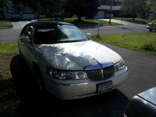 2000 Lincoln Town Car Executive Sedan 4-Door 4.6L, image 4
