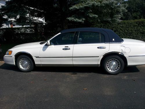 2000 Lincoln Town Car Executive Sedan 4-Door 4.6L, image 5