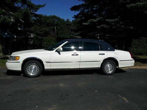 2000 Lincoln Town Car Executive Sedan 4-Door 4.6L, image 10