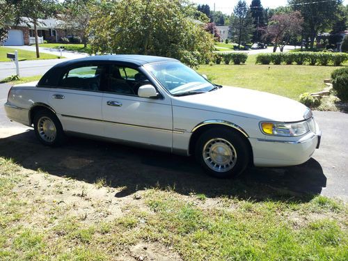 2000 Lincoln Town Car Executive Sedan 4-Door 4.6L, image 11