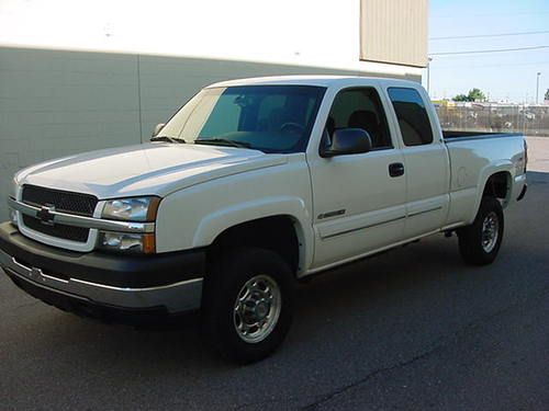 2004 chevy silverado 2500hd  extended cab four wheel drive pick up truck
