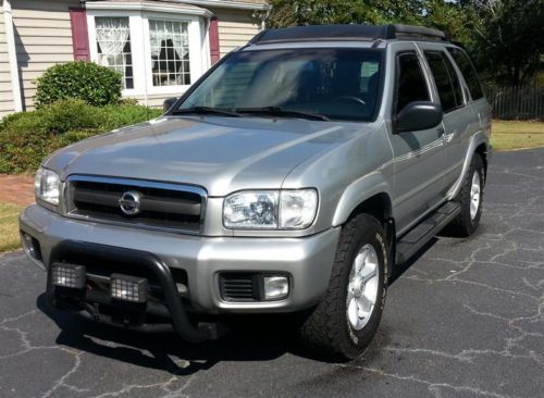 Nissan pathfinder loaded 4x4 moonroof se hitch clean