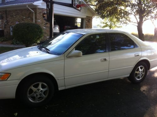 1999 Toyota Camry LE, image 3