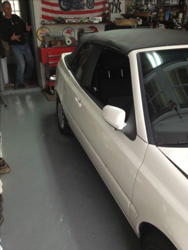 1999 volkswagen cabrio base convertible 2-door 2.0l