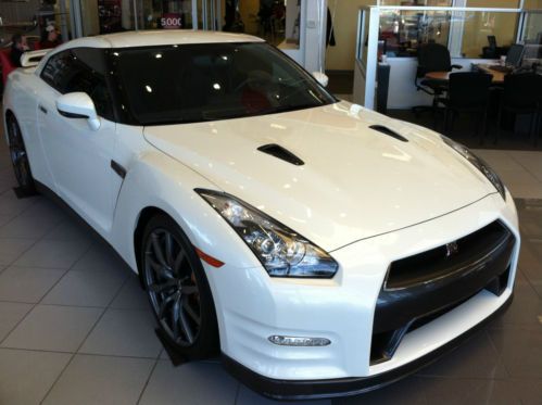 2013 nissan gt-r premium coupe 2-door 3.8l