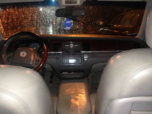 2003 Lincoln Town Car Executive Sedan 4-Door 4.6L, image 3