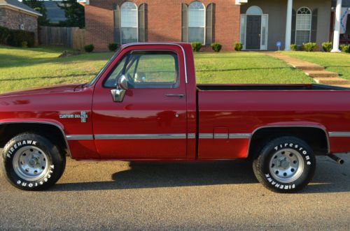 1985 c10 chevy truck v8 350 atomatic low mileage....runs great....looks great!