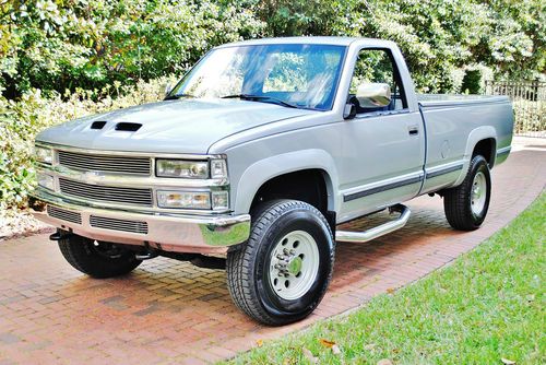 Absolutly beautiful 1990 chevrolet 2500siverado to much to list on restoration