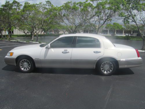 2002 Lincoln Town Car Premium Signature Series 49K MILES! Like NEW FL Car CLEAN!, image 2