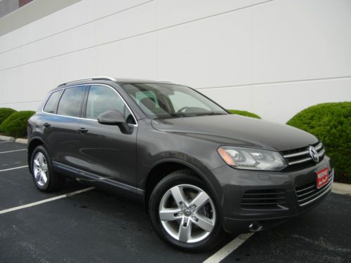 Tdi diesel! lux trim! panoramic sunroof! navigation! back-up camera! loaded!