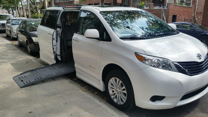 Handicapped van - 2011 toyota sienna xle 