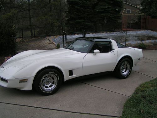 1981 chevrolet corvette base coupe 2-door 5.7l