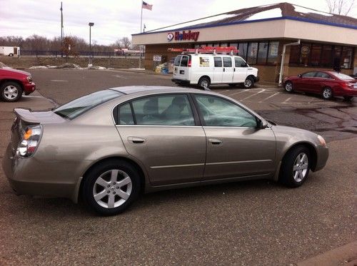 02 nissan altima, s series, runs great! very clean car.