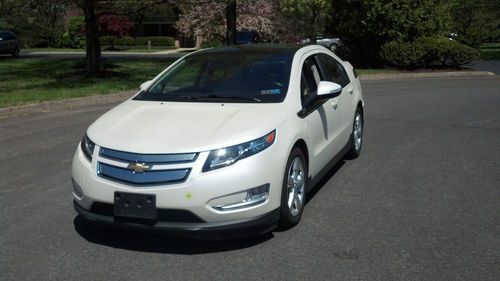 2012 chevrolet volt hatchback 4door 1 owner white diamond leather immuculat