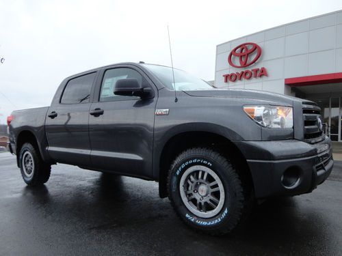 New 2013 tundra crewmax rock warrior 5.7l v8 4x4 rear camera trd magnetic gray!