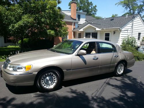 1999 lincoln town car executive sedan 4-door 4.6l - loaded and in fair condition