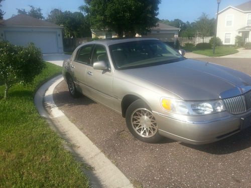 2000 Lincoln Town Car Signature Sedan 4-Door 4.6L, US $4,999.00, image 2