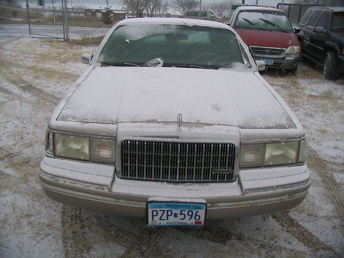 1994 Lincoln Town Car Executive Sedan 4-Door 4.6L, image 2
