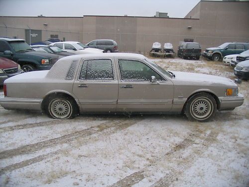 1994 Lincoln Town Car Executive Sedan 4-Door 4.6L, image 3