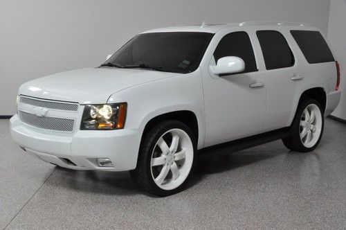 Tv - sunroof - custom white 22s - 4x4