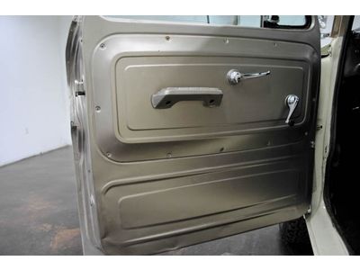 1966 Chevrolet Suburban 4x4 250ci Inline 6 cyl 4 Speed Manual PS PB Radio, image 4