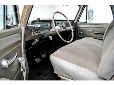 1966 Chevrolet Suburban 4x4 250ci Inline 6 cyl 4 Speed Manual PS PB Radio, image 5