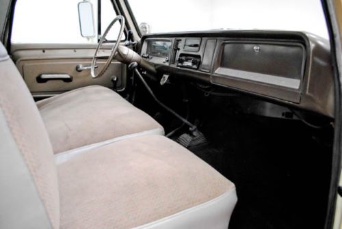 1966 Chevrolet Suburban 4x4 250ci Inline 6 cyl 4 Speed Manual PS PB Radio, image 8