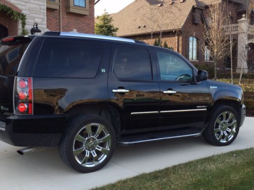 2010 GMC Yukon Denali Hybrid Sport Utility 4-Door 6.0L, image 2
