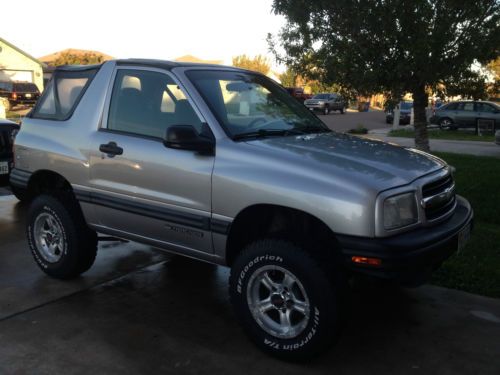 2001 chevrolet tracker base sport utility 2-door 2.0l