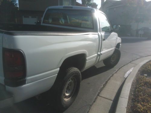 Dodge ram 4x4 v8, leather interior, bench seat, brand new bed liner, image 2