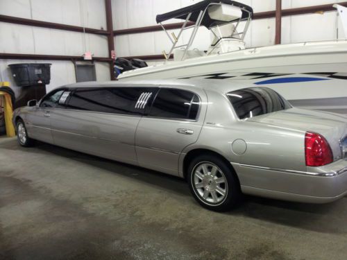 2007 Lincoln Town Car 100" Silver 8 passenger Limousine (Royale Limousine), US $20,000.00, image 5