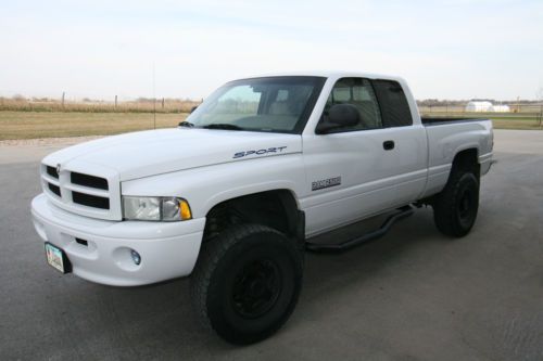 1999 dodge ram 2500 cummins sport 4x4. no reserve. 5 speed.