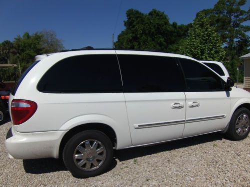 2007 cryslet town &amp; country mini van