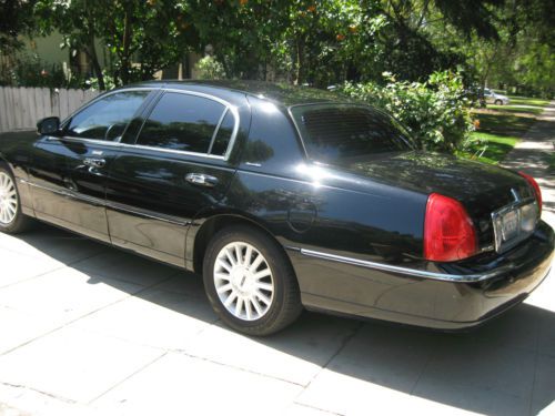 2004 Lincoln Town Car Signature Sedan 4-Door 4.6L, image 2