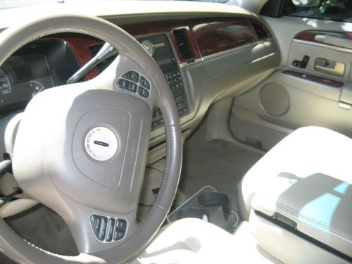 2004 Lincoln Town Car Signature Sedan 4-Door 4.6L, image 5