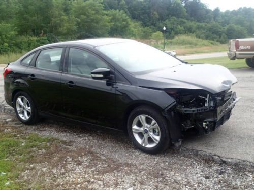 2014 ford focus sedan, salvage, damaged with only 200 miles, wrecked