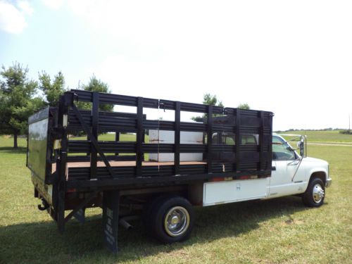 1999 GMC C3500 6.5L Diesel 76k low miles liftgate utility stake truck flatbed, image 8