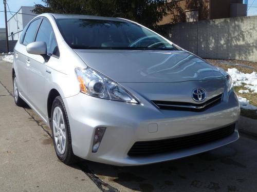 2012 toyota prius v leather navigation** best deal on ebay**      call eugene (2