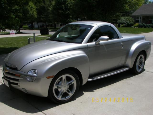 Chevrolet: ssr base convertible 2-door