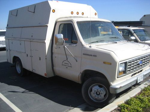 1989 ford econoline 350 1-ton van w/ walk-in utility box and rear lift