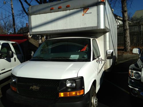 2005 gmc 3500 14ft cube van