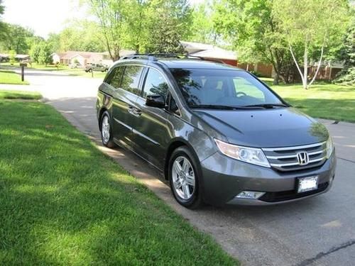 Fully loaded 2011 honda odyssey touring, like new, low miles
