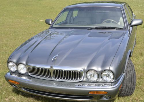 Jaguar xj8 2002 charcoal sedan beautiful with loads of features &amp; ext. warranty